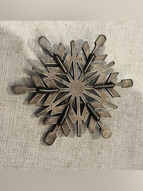 Vintage pewter Snowflake Brooch. GUC!